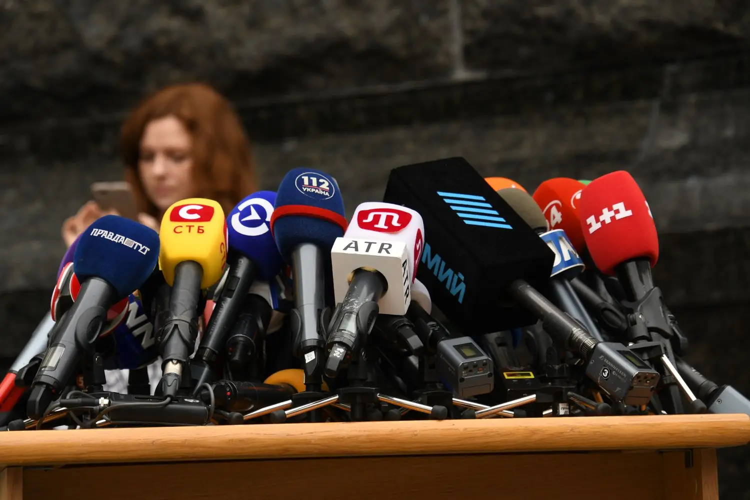 Fiktive Pressekonferenz: Wie eine erfundene Szene glaubwürdig bleibt