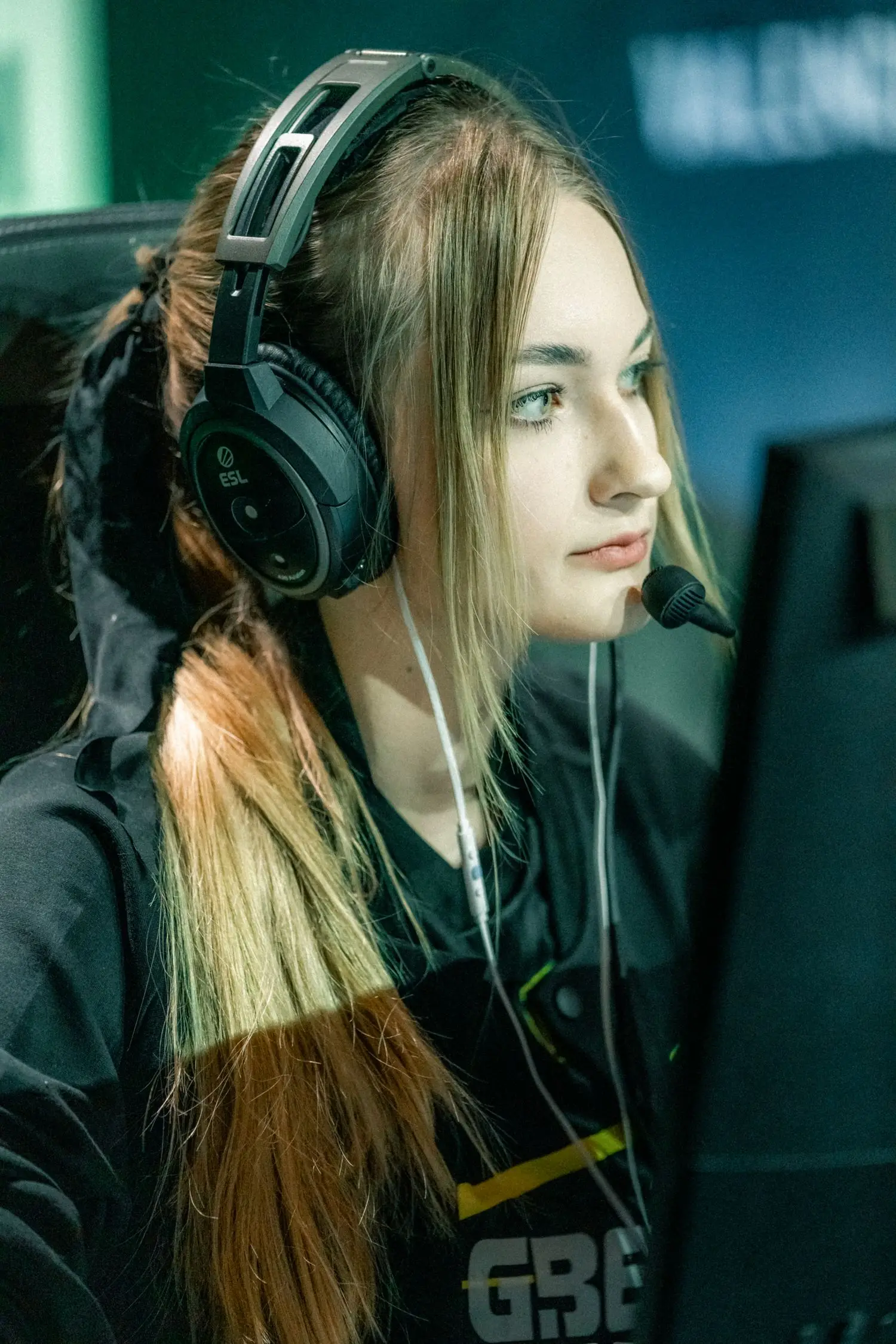Fiktive Streamerin Mira Volt mit Headset