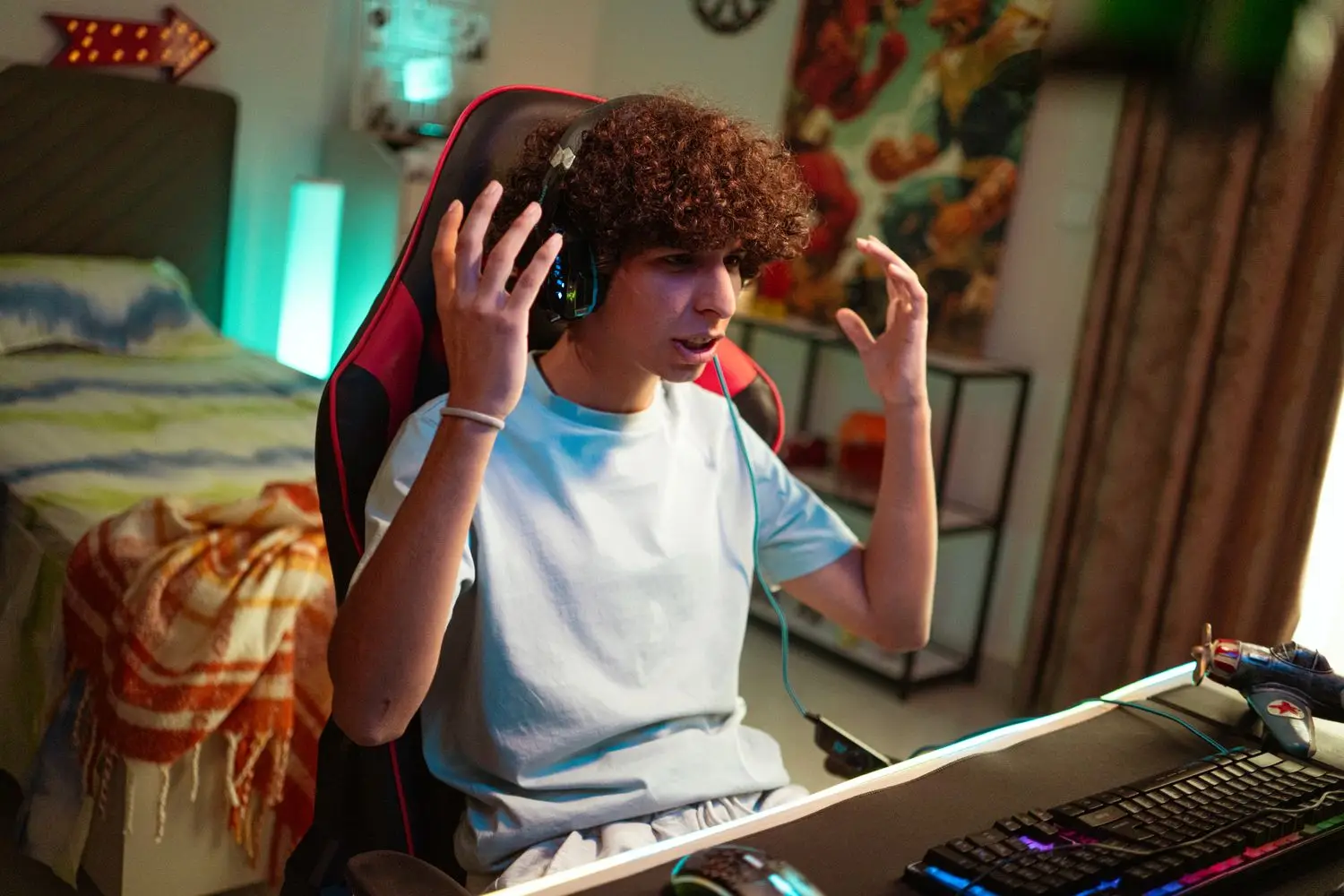Streamer in einem privaten Gaming-Setup