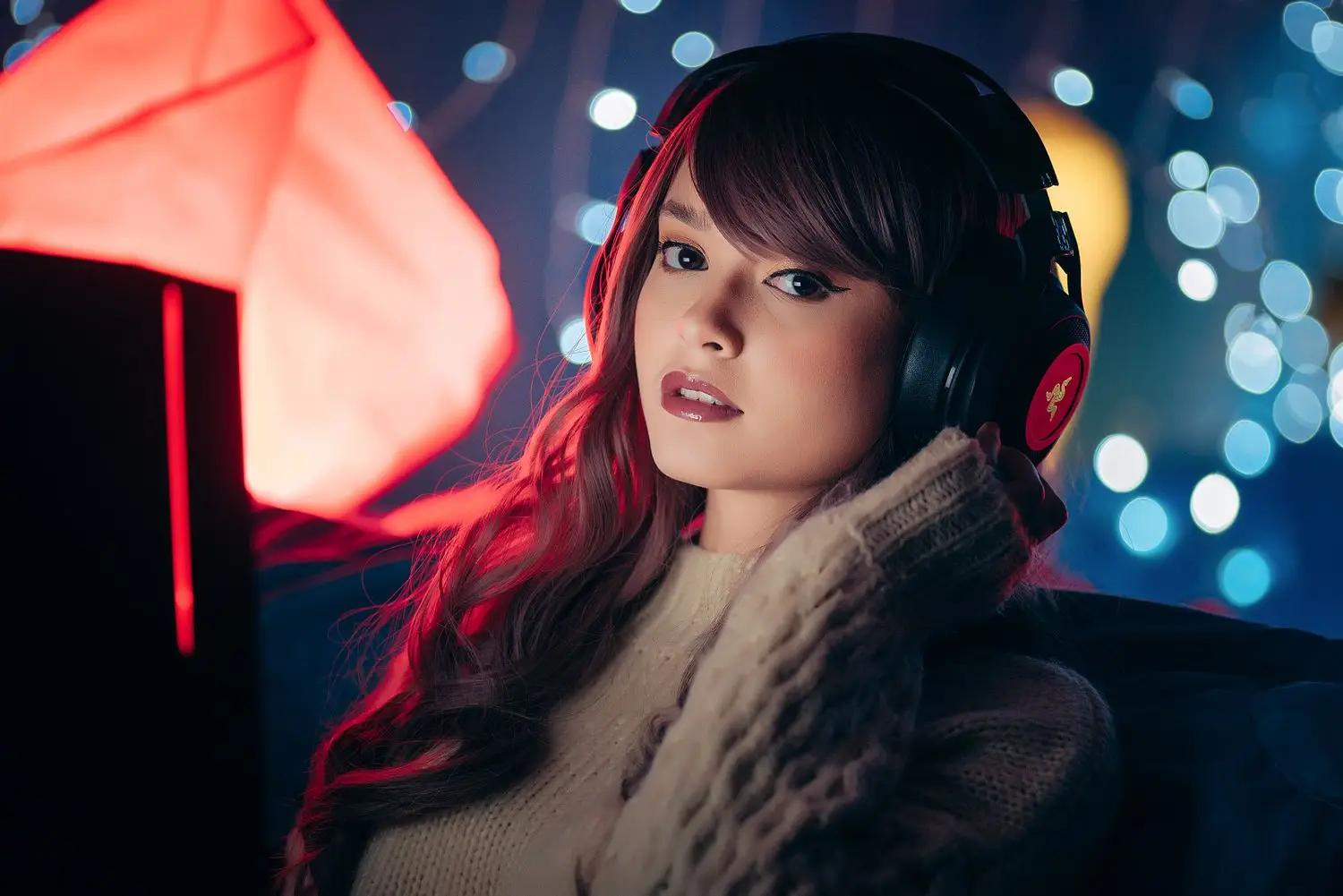 Fiktive Streamerin Lianne Finch in beleuchtetem Studio