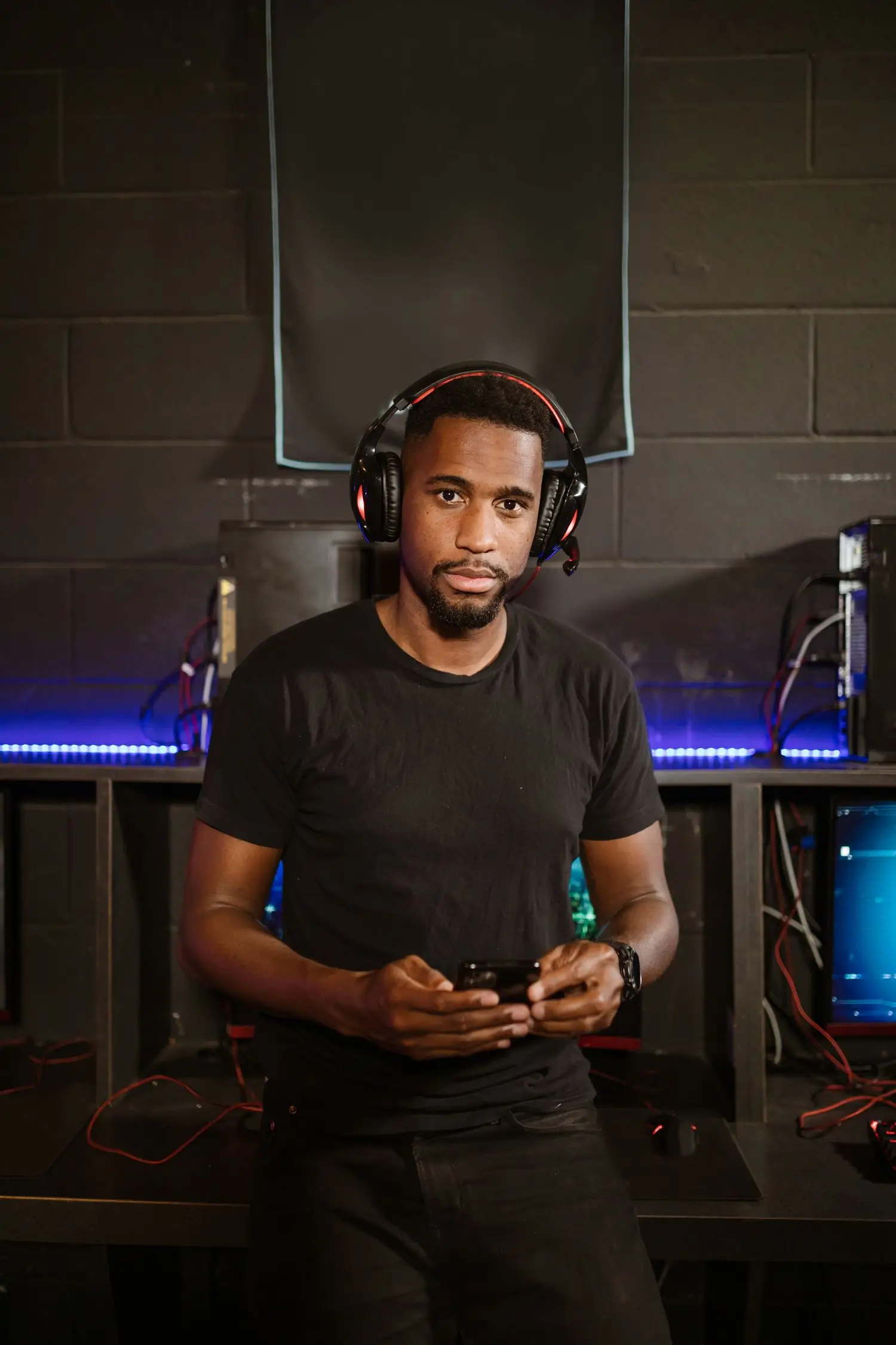 Fiktiver Streamer Tarek Nova mit Controller