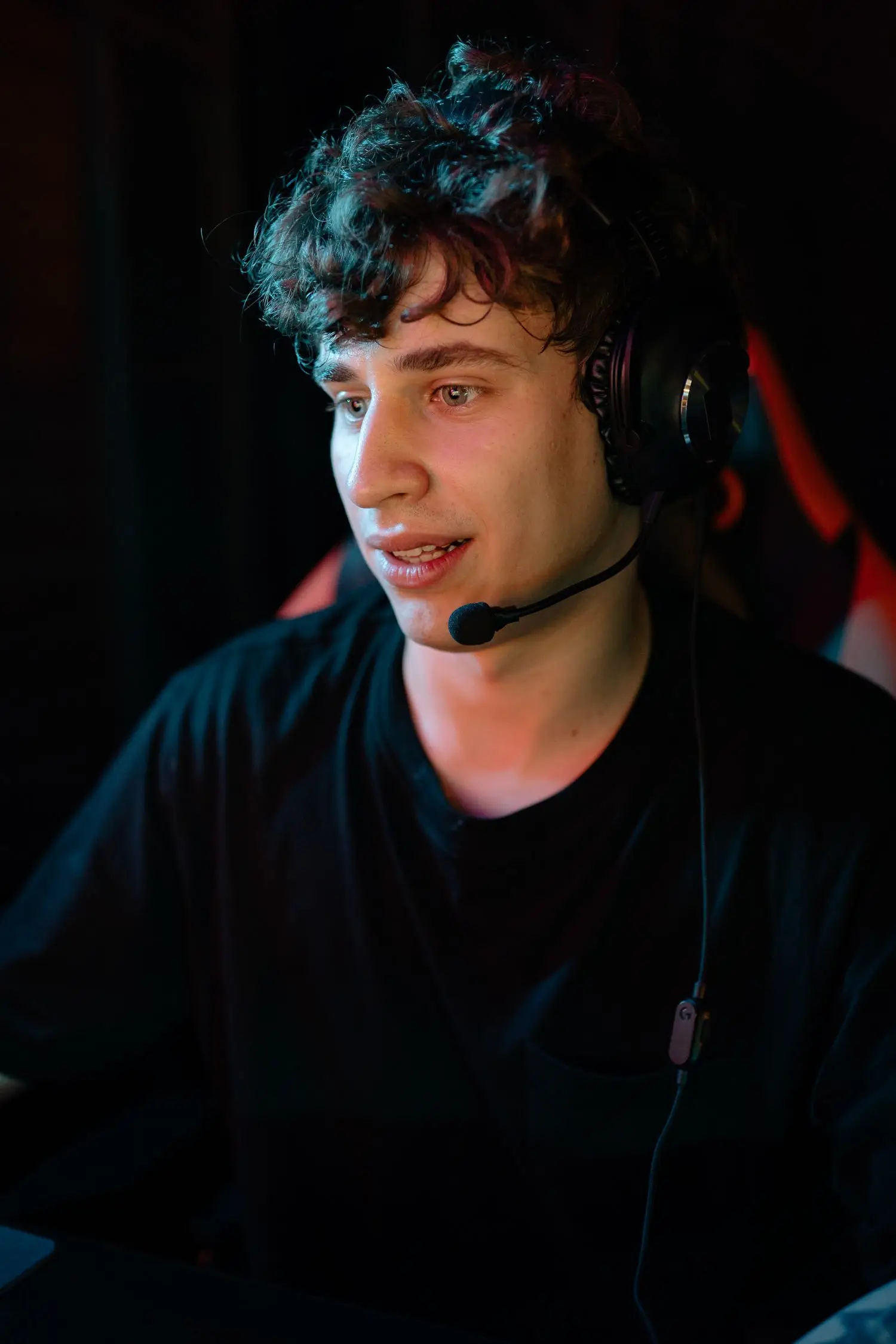 Fiktiver Streamer Juno Rift vor einem Monitor